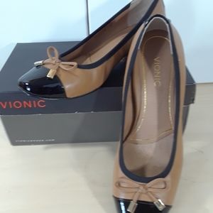 Vionic Tan and Black Cap-Toe Ballet Flats
